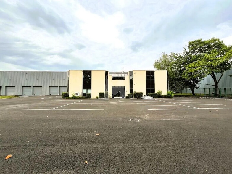 Industrial in Lisses for lease - Building Photo - Image 1 of 12