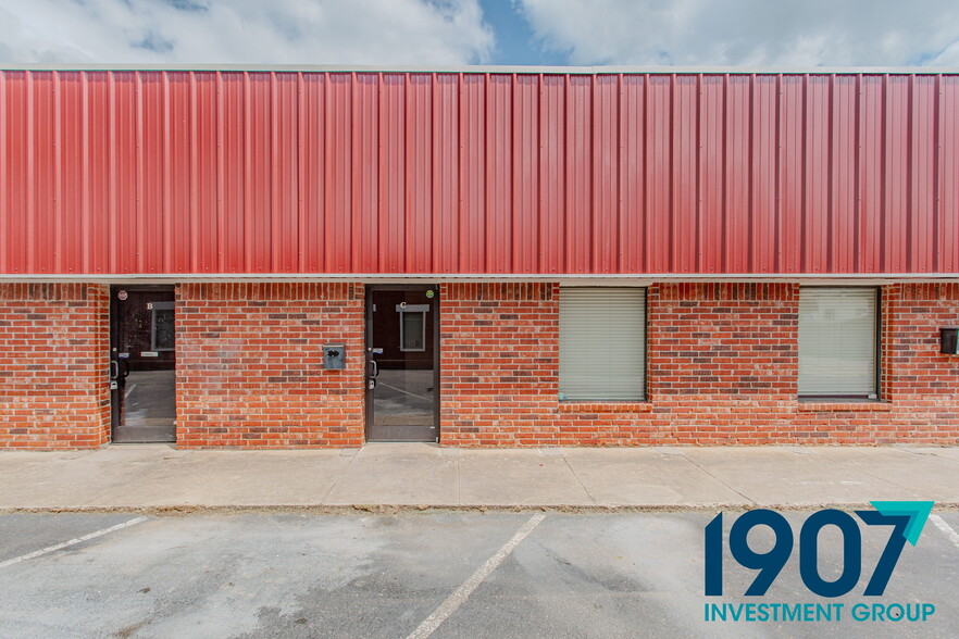 320 W Main St, Norman, OK for lease - Building Photo - Image 2 of 4