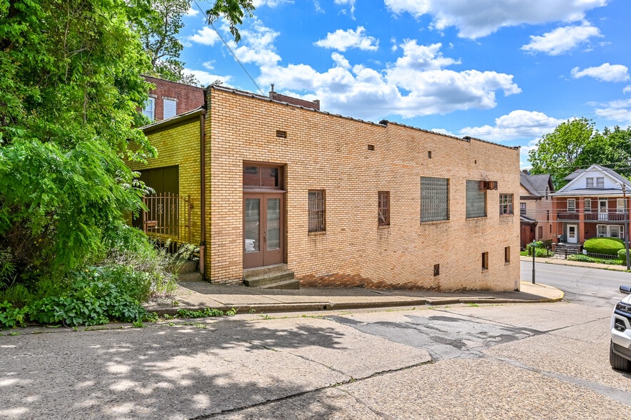 242 Merchant St, Ambridge, PA for sale - Building Photo - Image 2 of 23