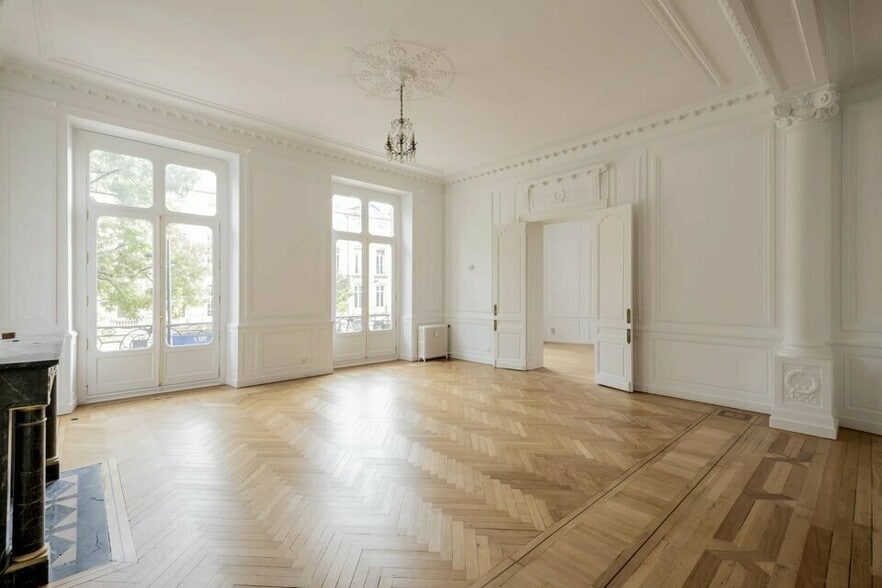 17 Avenue Victor Hugo, Paris for lease - Interior Photo - Image 2 of 11