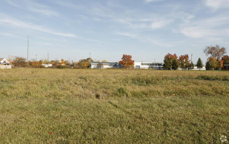 Parkway Dr, Howell, MI à vendre - Photo du b timent - Image 2 de 2