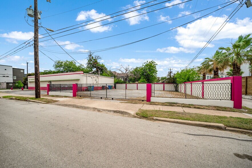201 W Poplar St, San Antonio, TX à vendre - Photo du bâtiment - Image 2 de 32