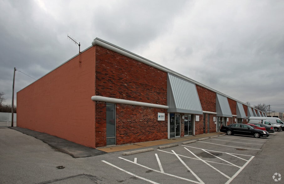 11832-11876 Dorsett Rd, Maryland Heights, MO for lease - Primary Photo - Image 1 of 16