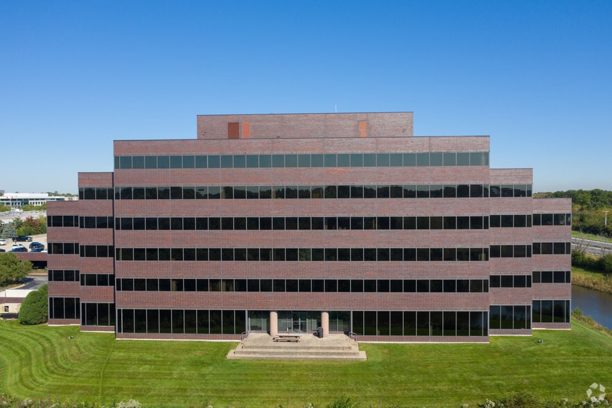 999 Oakmont Plaza Dr, Westmont, IL for lease - Building Photo - Image 1 of 16