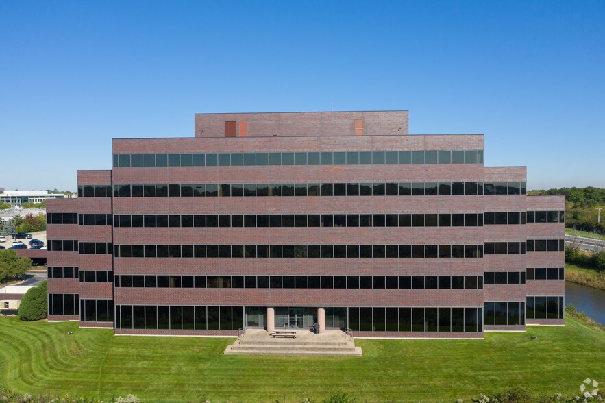 999 Oakmont Plaza Dr, Westmont, IL à louer - Photo du bâtiment - Image 1 de 16