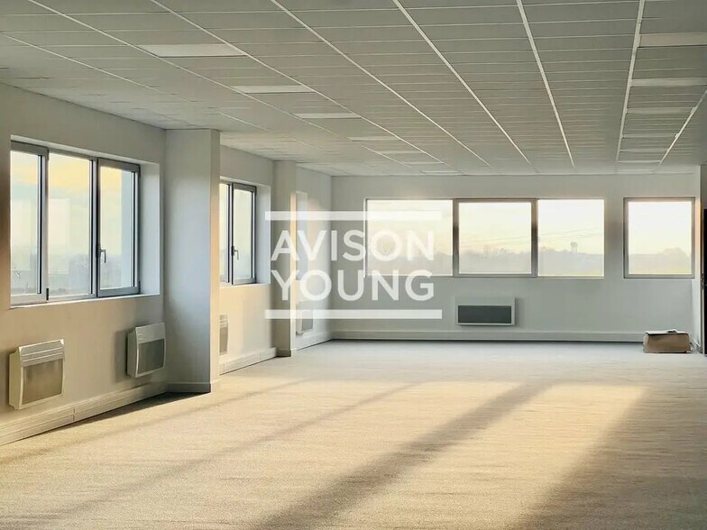 Flex in Louvres for sale - Building Photo - Image 3 of 13