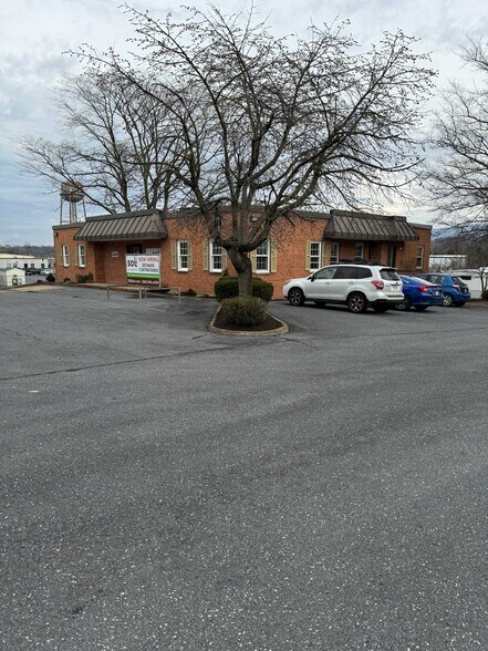 3060 N Valley Pike, Harrisonburg, VA à louer - Photo du bâtiment - Image 3 de 9