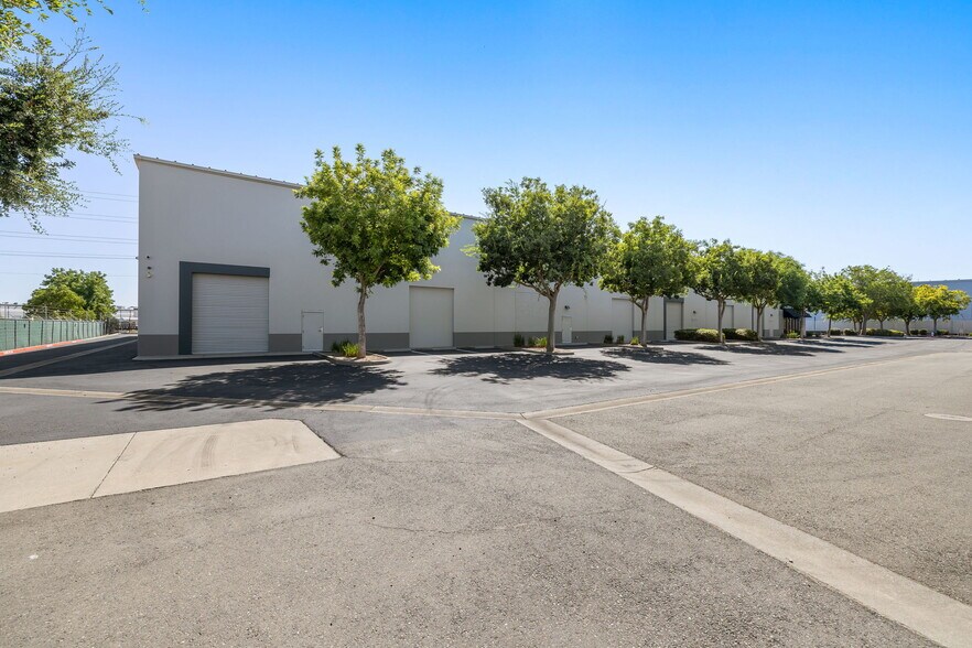 8655 Younger Creek Dr, Sacramento, CA à louer - Photo du bâtiment - Image 3 de 9