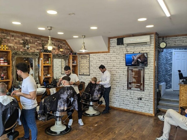 35 Woodbridge Hl, Guildford for sale - Building Photo - Image 2 of 3