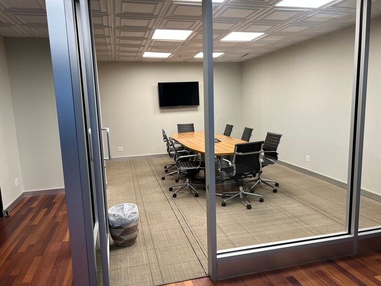 10 Maple St, Port Washington, NY for sale - Interior Photo - Image 3 of 12