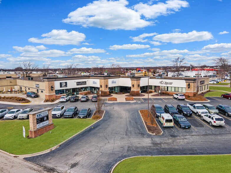 107 Mall Dr, Normal, IL à louer - Photo du bâtiment - Image 2 de 6