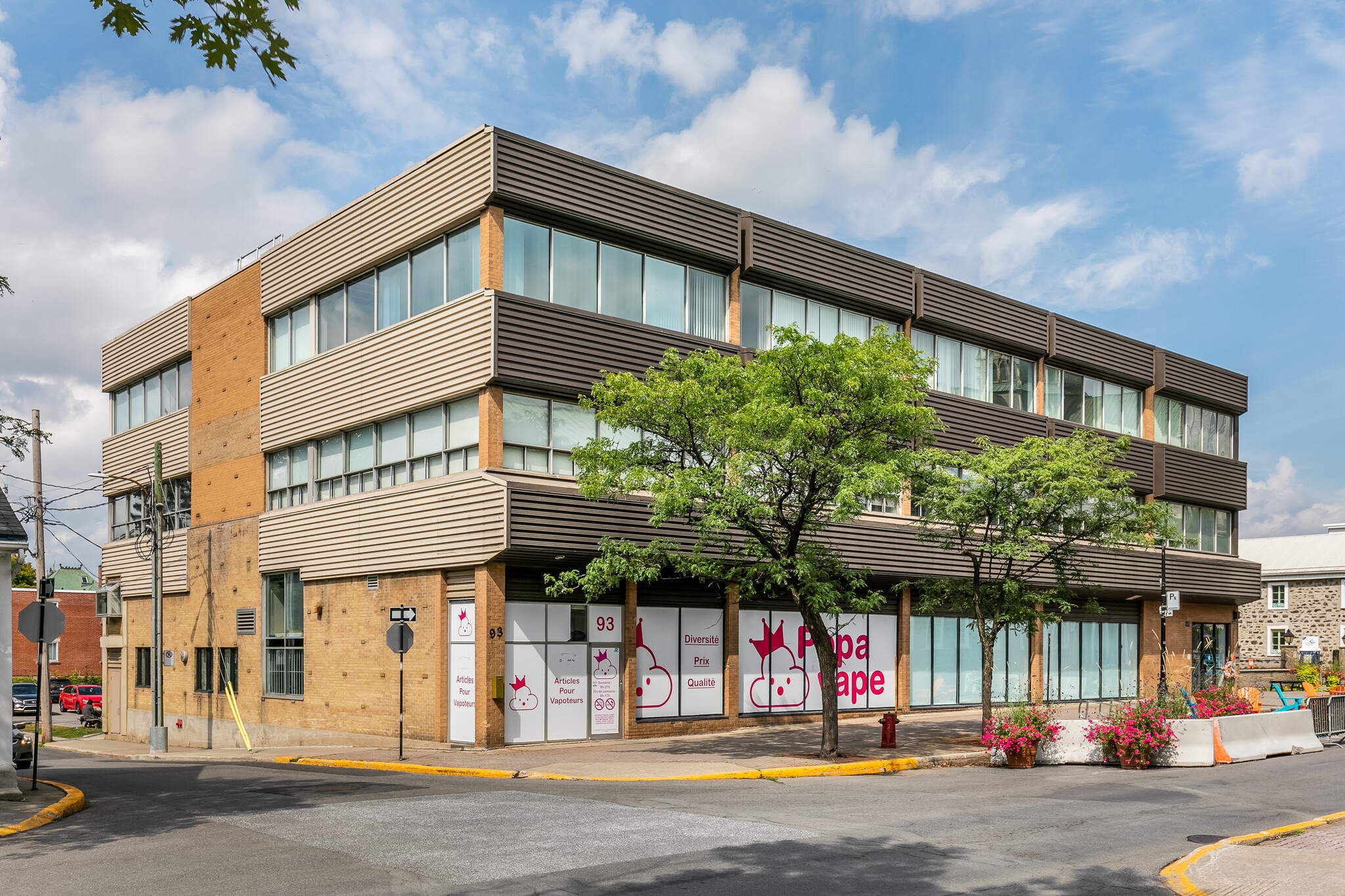 85 Rue Saint-Charles O, Longueuil, QC à louer Photo du bâtiment- Image 1 de 13