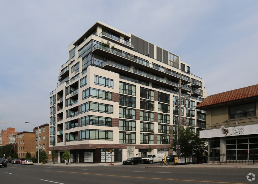 1990 Bloor St W, Toronto, ON à vendre - Photo du bâtiment - Image 2 de 3