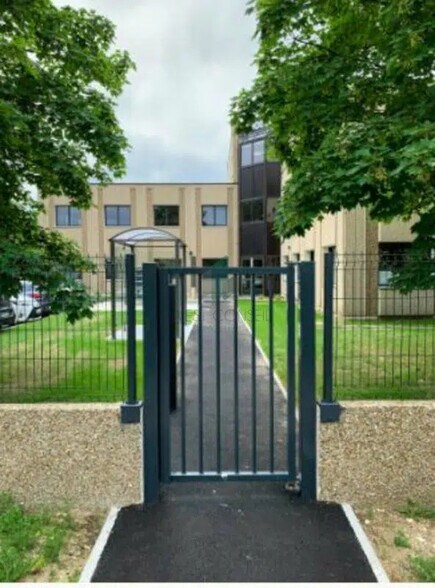 Bureau dans Cergy à louer - Photo du bâtiment - Image 2 de 15