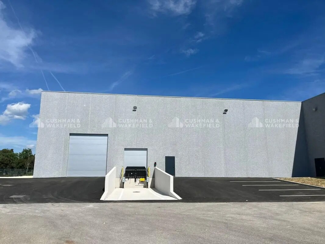 Avenue De Londres, Signes for lease Building Photo- Image 1 of 9