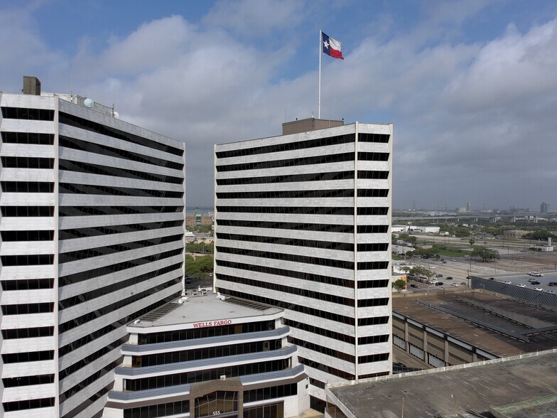 555 N Carancahua St, Corpus Christi, TX à louer - Photo du bâtiment - Image 2 de 18