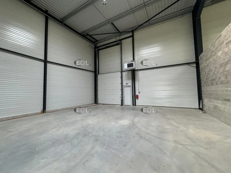 Flex in Villebon-sur-Yvette for lease - Interior Photo - Image 3 of 7