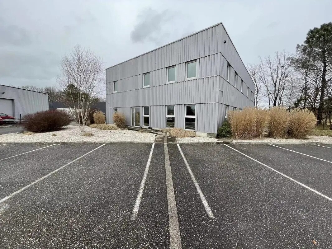 Office in SAINT-JEAN-D'ILLAC for lease Building Photo- Image 1 of 10