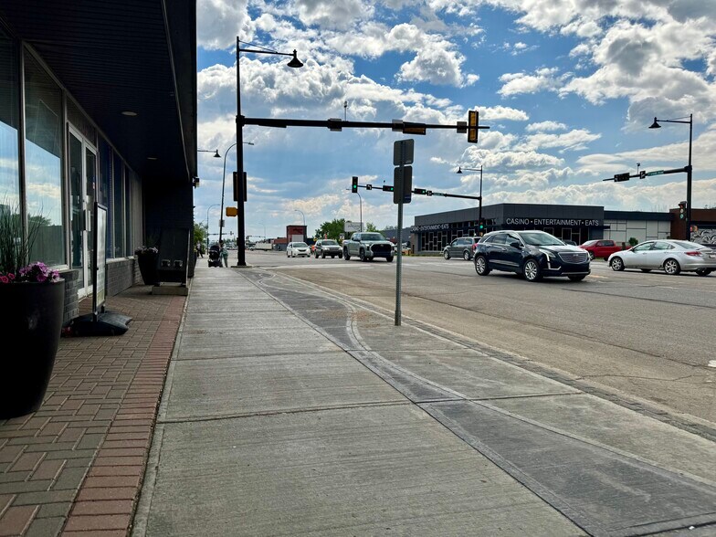 9904 Franklin Ave, Fort McMurray, AB à louer - Photo du bâtiment - Image 3 de 9
