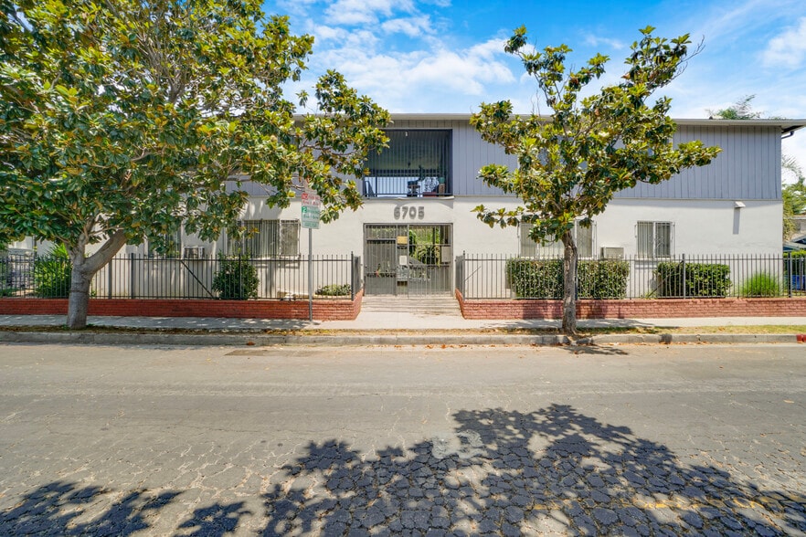 6705 De Longpre Ave, Los Angeles, CA for sale - Building Photo - Image 2 of 33