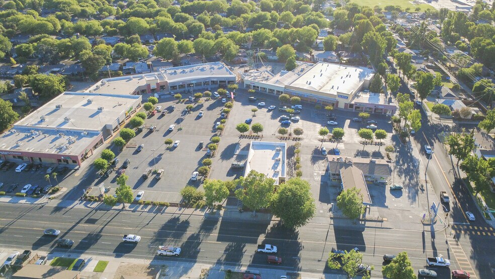 2001-2055 Tully Rd, Modesto, CA à louer - Photo du bâtiment - Image 2 de 5