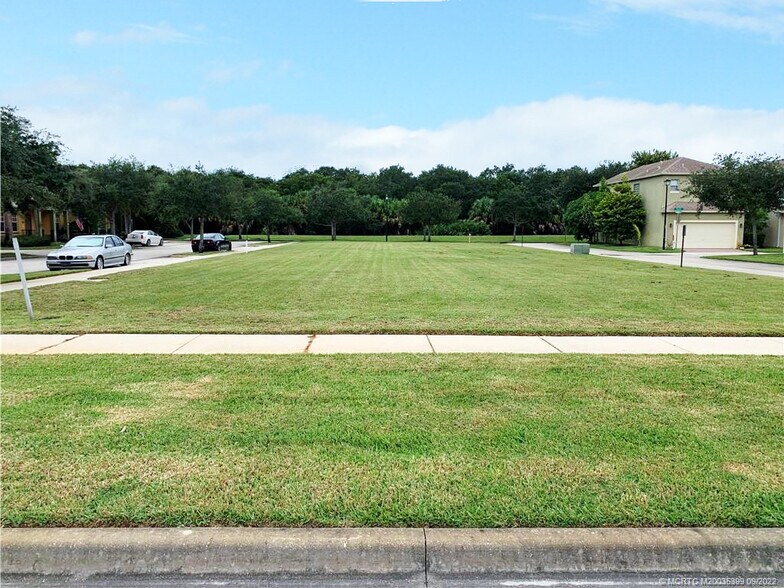 1913 SE Korona Dr, Port Saint Lucie, FL à vendre - Photo du bâtiment - Image 2 de 4