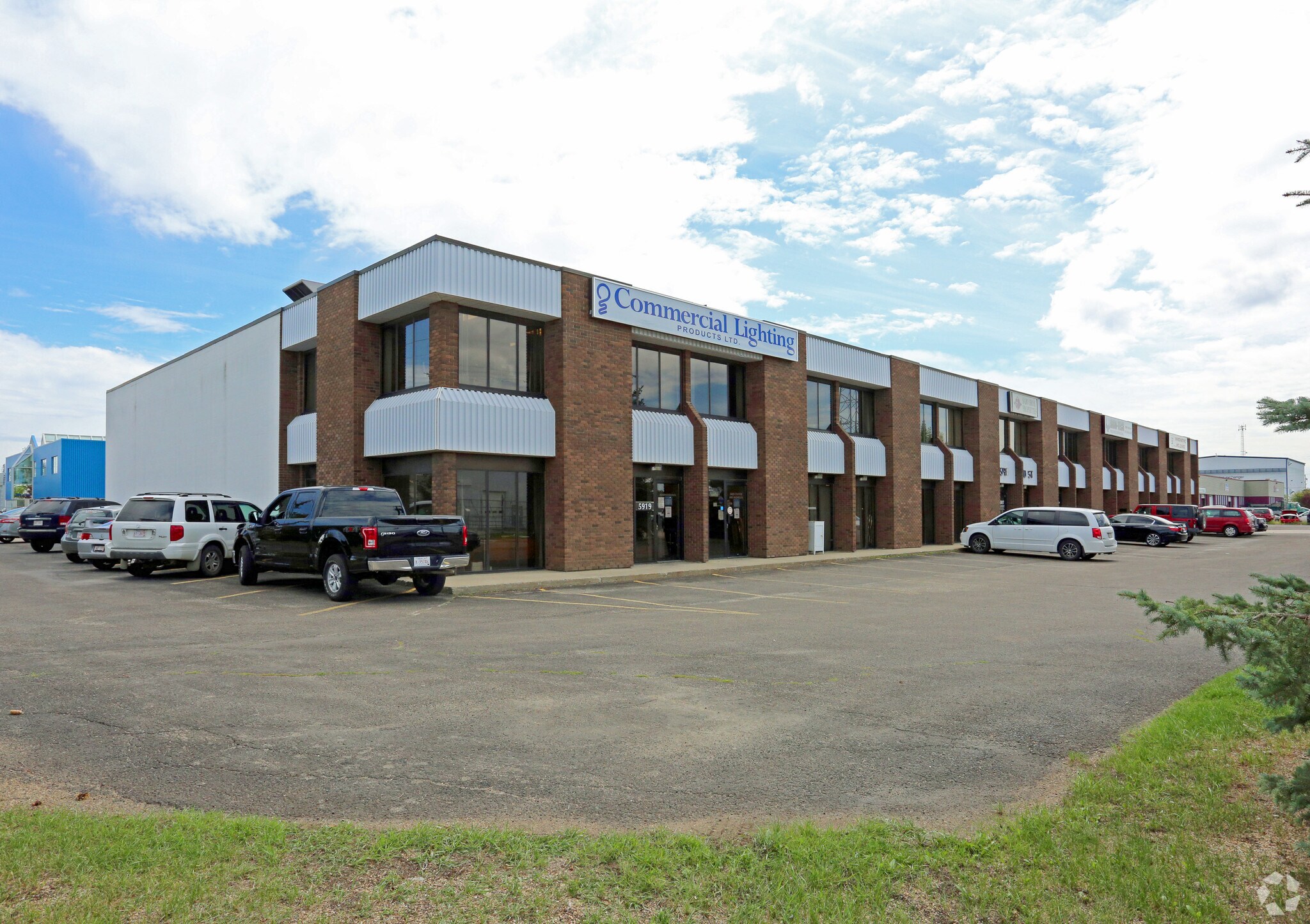 5905-5919 90 St NW, Edmonton, AB à vendre Photo principale- Image 1 de 1