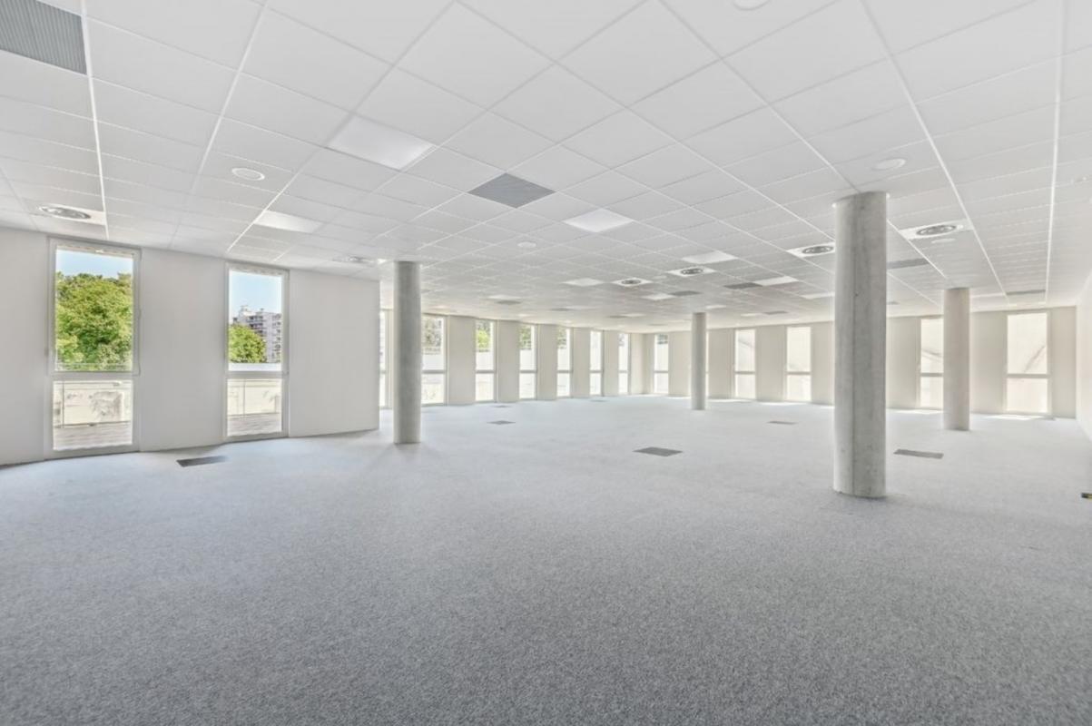Office in Villeurbanne for sale Building Photo- Image 1 of 12