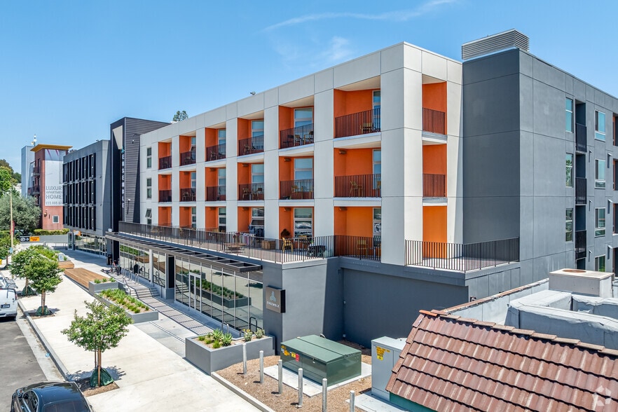 9530 Reseda Blvd, Northridge, CA à louer - Photo du bâtiment - Image 1 de 1