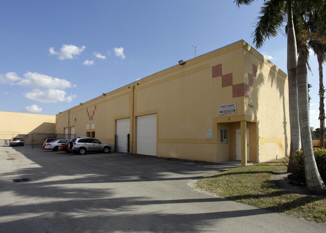 Plus de détails pour 7901 W 25th Ave, Miami Lakes, FL - Industriel à louer