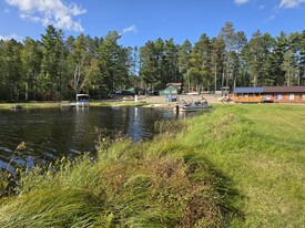 Rustic Cabins, Pavilion, Restaurant & Bar - Terrain de camping