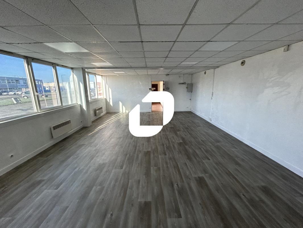 Office in Moissy-Cramayel for lease Interior Photo- Image 1 of 11