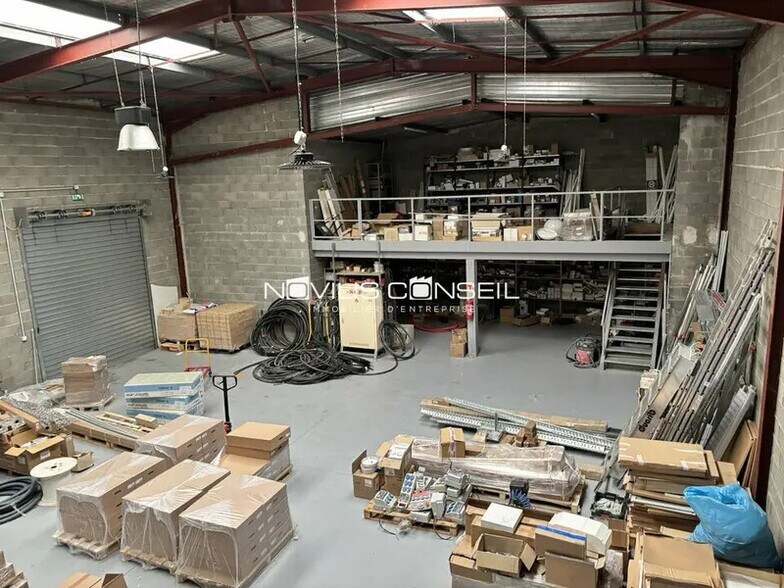 Industrial in Saint-Jean for lease - Interior Photo - Image 3 of 8