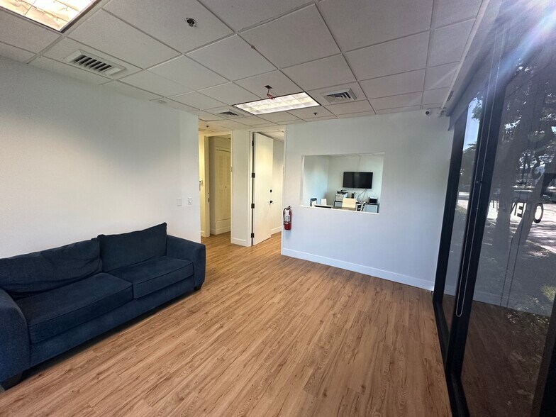 943 Clint Moore Rd, Boca Raton, FL à vendre - Photo du bâtiment - Image 3 de 10