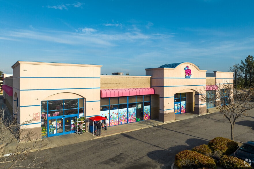 1321 W Foothill Blvd, Rialto, CA à louer - Photo principale - Image 1 de 7