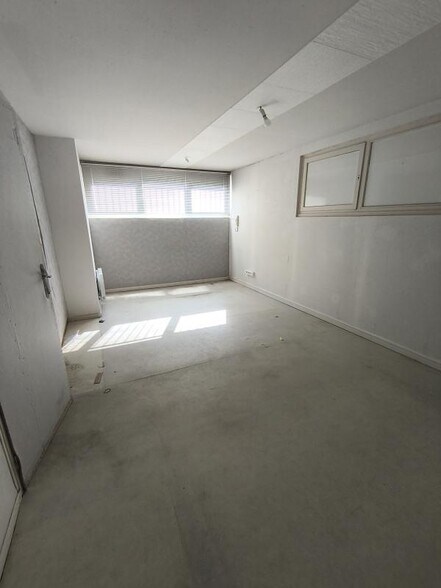 9 Esplanade De La Pinede, Villefontaine for sale - Interior Photo - Image 2 of 6
