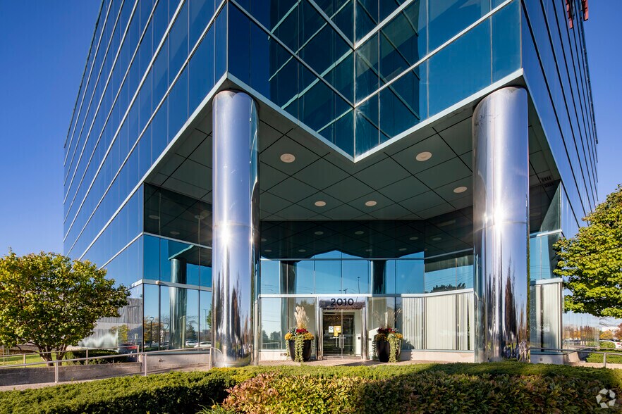 2010 Winston Park Dr, Oakville, ON for lease - Building Photo - Image 3 of 5