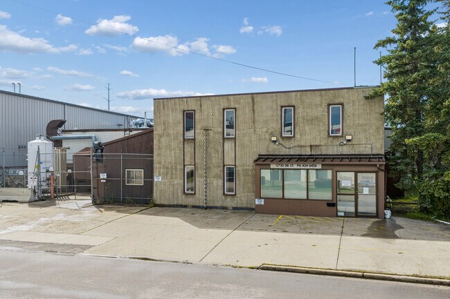 Plus de détails pour 5730 96th St NW, Edmonton, AB - Flex à vendre