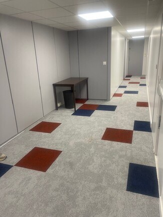 Plus de détails pour 19 Rue Des Grandes Terres, Rueil-Malmaison - Bureau à louer