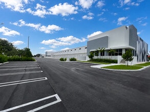 4995 NW 77th Ave, Miami, FL à louer Photo intérieure- Image 2 de 11