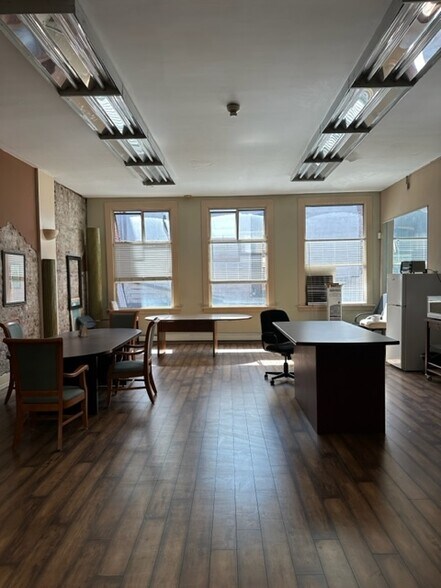 618 Columbia St, New Westminster, BC à louer - Photo du bâtiment - Image 2 de 8