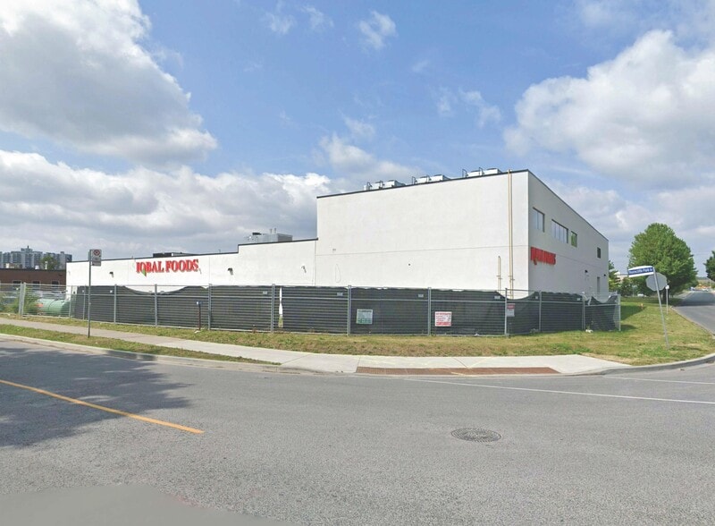 100 Thorncliffe Park Dr, Toronto, ON for lease - Building Photo - Image 2 of 3