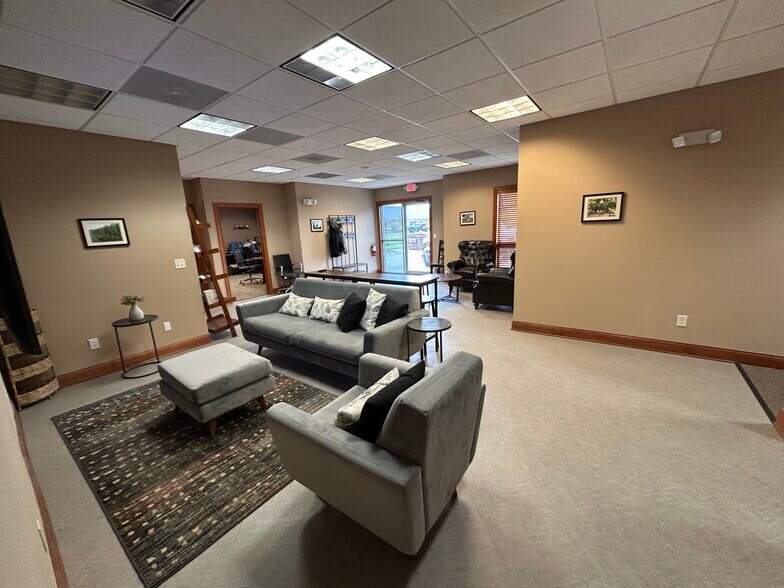 1702 Tullamore Ave, Bloomington, IL for lease - Building Photo - Image 3 of 11
