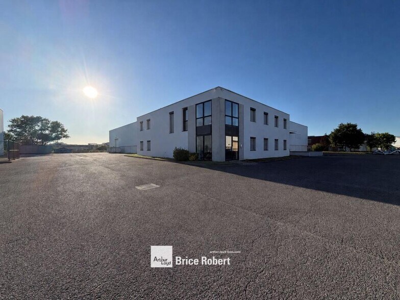 17 Rue Des Frères Lumière, Chassieu à vendre - Photo du bâtiment - Image 3 de 6