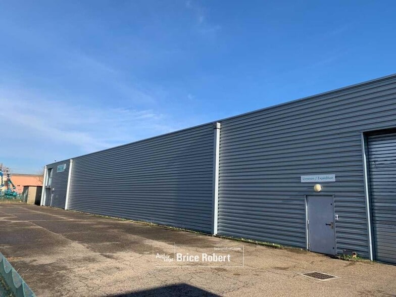 Office in Chassieu for lease - Building Photo - Image 2 of 10