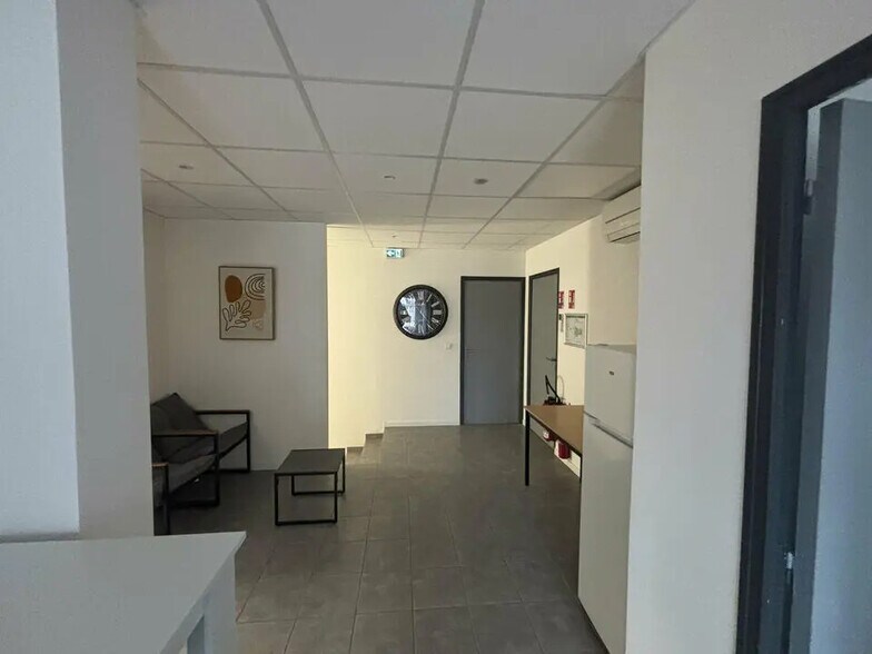 Retail in Fos-sur-Mer for lease - Building Photo - Image 3 of 4