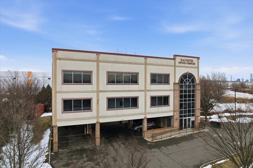 300 Penhorn Ave, Secaucus, NJ à louer - Photo principale - Image 1 de 20