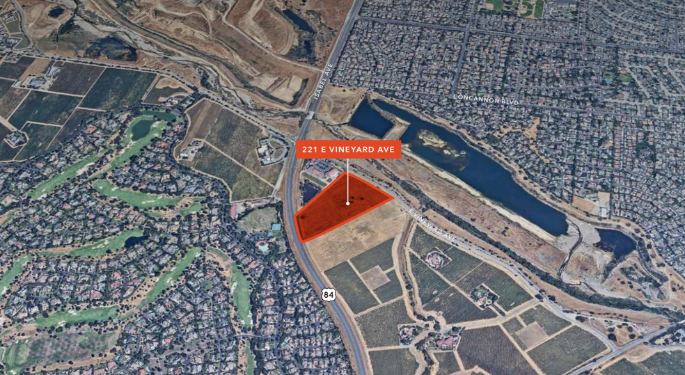 221 E Vineyard Ave, Livermore, CA à vendre - Photo du bâtiment - Image 2 de 3