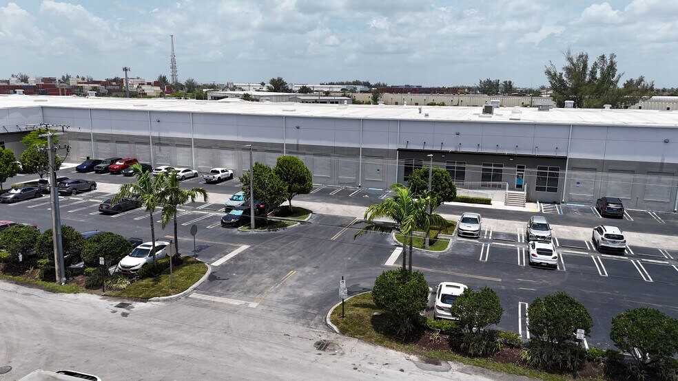 9400 NW 104th St, Medley, FL à louer - Photo du bâtiment - Image 2 de 4