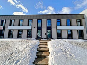 8127 Fraser Av, Fort McMurray, AB à louer Photo intérieure- Image 2 de 45